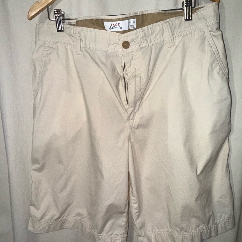 Izod Men's Cream Flat Front Shorts
